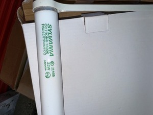 lot 94 image: LOT OF (26) SYLVANIA U SHAPED LIGHT BULBS OCTRON 3500K 32W FBO327356ECO 