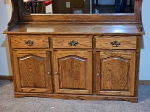 lot 30 image: American Traditional China Cabinet