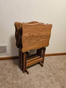 lot 61 image: TV Tray Table Set