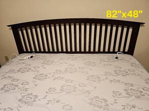 lot 8 image: Contemporary Slotted King Bed Set
