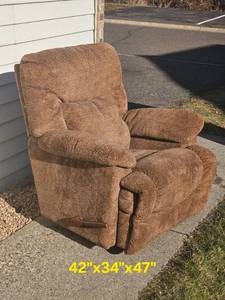 lot 24 image: Plush La-Z-Boy Recliner Chair