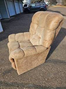 lot 64 image: Camel Tone La-Z-Boy Recliner Chair