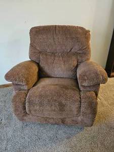 lot 12 image: Plush Lay-Z-Boy Recliner Chair