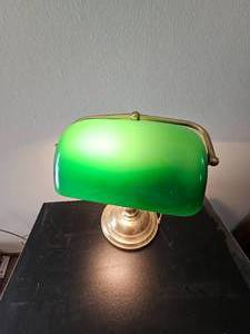 lot 51 image: Stylish Brass Bankers Lamp