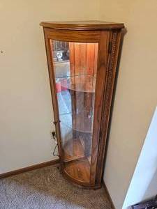 lot 21 image: Traditional Oak Corner Curio Cabinet