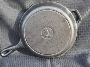 lot 25 image: NEW Lodge Logic Cast Iron Skillet -