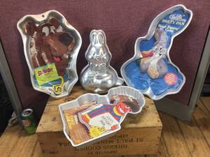 lot 13 image: 4 Wilton 1980s Figural Cake Pans