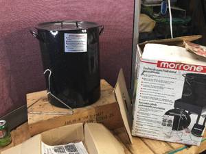 lot 10 image: Morrone Professional Porcelainized Turkey Fryer