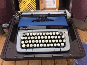 lot 8 image: Smith - Corona Classic 12 Typewriter - Wow