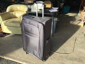lot 46 image: Swiss-Gear Rolling Suitcase