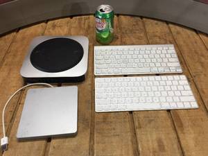lot 72 image: MAC Computer Items