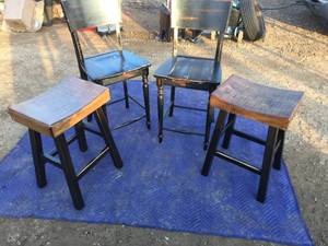 lot 9 image: 2 Pair Wooden Stools