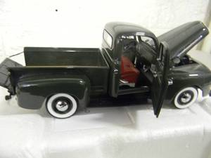 lot 22 image: THE DANBURY MINT 124 SCALE DIE-CAST - 1951 FORD F1 PICK-UP - FANTASTIC PIECE - NEW IN BOX - SEE PICTURES