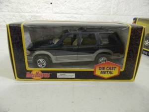 lot 29 image: MEGA MASTERS 124 SCALE DIE-CAST - 1995 FORD EXPLORER - COOL PIECE - NEW IN BOX - SEE PICTURES