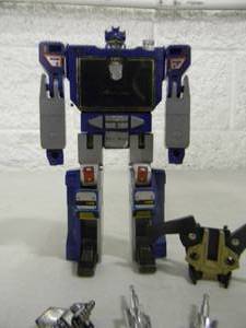 lot 39 image: VINTAGE 1980s Transformers G1 Soundwave  Laserbeak Original - NICE -APPEARS TO BE COMPLETE - FANTASTIC PIECE - SEE PICTURES
