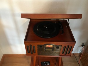 lot 3 image: 2008 Crosley Radio with Record Player and Cassette Player