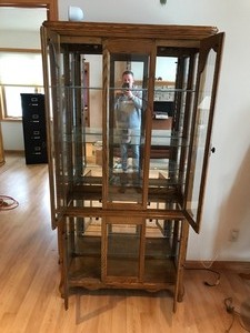 lot 7 image: Wood China Cabinet with 4 Glass Shelves