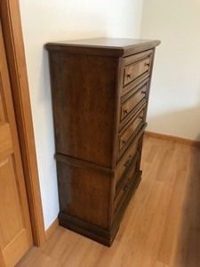lot 10 image: 5 Drawer Dresser