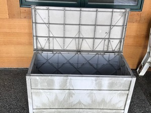 lot 21 image: Plastic Outdoor Storage Container