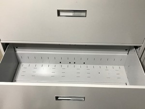 lot 60 image: 4 Drawer Metal File Cabinet (file cabinet only)