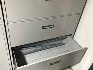 lot 61 image: 4 Drawer Metal File Cabinet (file cabinet only)