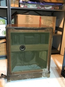 lot 68 image: Vintage Wood Radio Receiver Stromberg Carlson)
