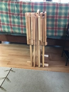 lot 73 image: 4 Wooden TV Trays with Carrier