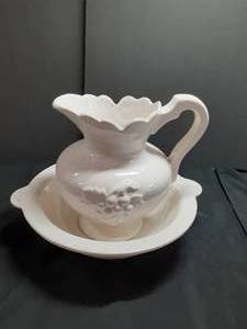 lot 180 image: Pitcher and bowl set