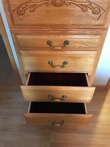 lot 82 image: Wood 6 Drawer Dresser (Velvet lined in the inside of the drawers)