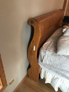 lot 86 image: Wood Headboard Metal Rail Frame (Furniture Traditions An American Heirloom)