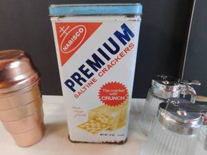 lot 129 image: Vintage Kitchen Collectibles
