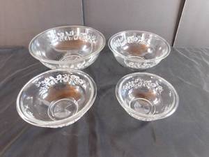 lot 138 image: Full Set of Pyrex Mixing Bowls