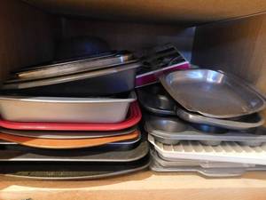 lot 141 image: Shelf Full of Aluminum Bakeware