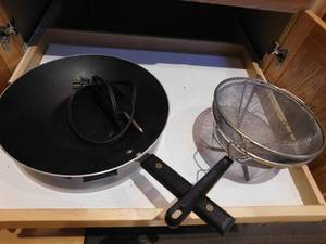 lot 142 image: Miscellaneous Cookware