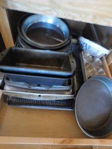 lot 140 image: Shelf full of Bakeware