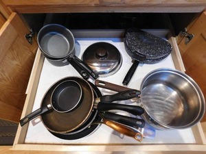 lot 143 image: Drawer of pots and pans and sandwich maker