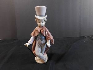 lot 145 image: Lladro Figurine