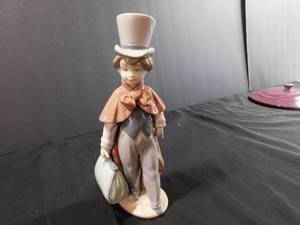 lot 146 image: Lladro Collectible Figurine