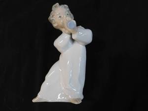 lot 150 image: Lladro Collectible Figurine