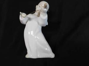 lot 151 image: Lladro Collectible Figurine