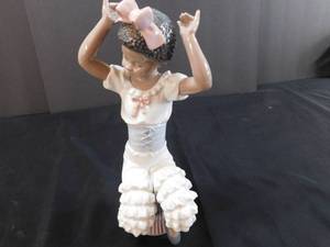lot 156 image: Lladro Collectible Figurine