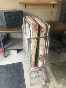 lot 329 image: Aluminum Rollaway Bed
