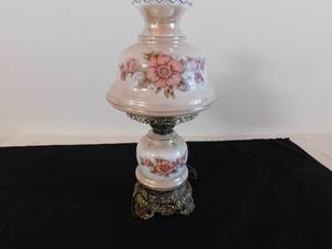 lot 113 image: Hand Painted Hurricane Lamp with brass bottom