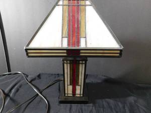 lot 437 image: Tiffany Style Glass Lamp