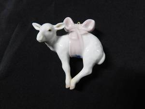 lot 444 image: Lladro Baby Lamb Figurine