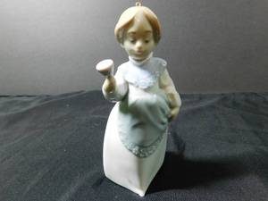 lot 445 image: Lladro Girl Figurine