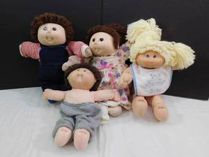 lot 272 image: Cabbage Patch Dolls