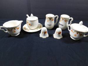 lot 274 image: Hall Jewel Tea Dinnerware Pieces