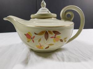 lot 283 image: Hall Jewel Tea Aladdin Style teapot