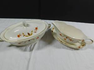lot 284 image: Hall Jewel Tea Serving dish and Gravy boat